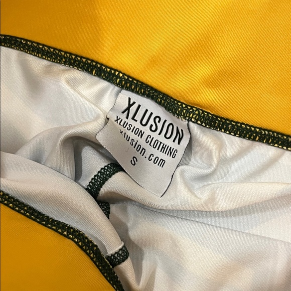 Xlusion Vibrant Green and Yellow Green Bay Football Leggings Size S - Picture 2 of 10